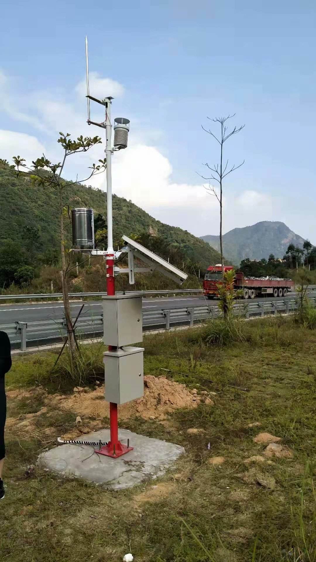 色季拉山口全自动太阳能气象环境监测站守护川藏公路