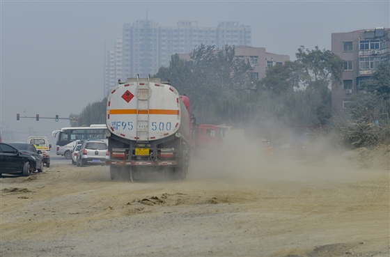 道路工地扬尘污染严重，居民可通过电话投诉扬尘超标